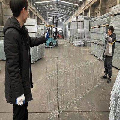 0.6m - 3.0m ऊंचाई खेल मैदान बाड़ पैनलों के लिए जस्ती 3 डी घुमावदार बाड़