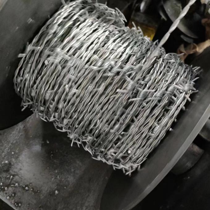 5-20kg/रोल जस्ती स्टील कांटेदार रेजर वायर BTO-22 सुरक्षा के लिए 6
