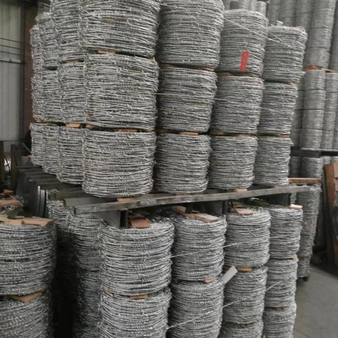 5-20kg/रोल जस्ती स्टील कांटेदार रेजर वायर BTO-22 सुरक्षा के लिए 9